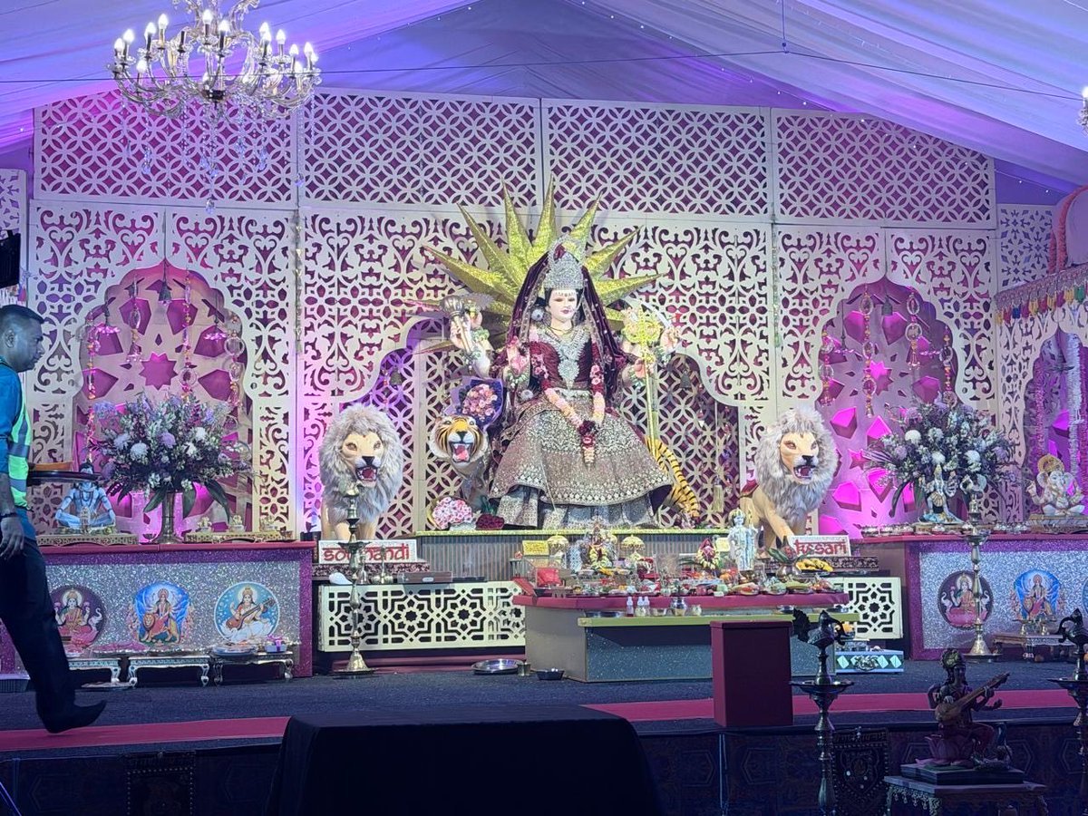 Consul General Shri Niteen Subhash Yeola  joined the Indian diaspora for the vibrant Navratri celebrations organised by the Phoenix Navratri Committee, celebrating shared cultural heritage, devotion and traditions 03 .